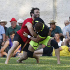 Moisés Vega y David Flecha, durante uno de los combates celebrados en Villafañe en la cuarta jornada de la Liga de Verano. FERNANDO OTERO