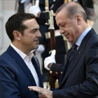 El primer ministro griego, Alexis Tsipras, saluda al presidente turco Recep Tayyip Erdogan.