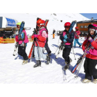 Escolares de la Campaña de Nieve de la pasada temporada en la estación de San Isidro. ramiro