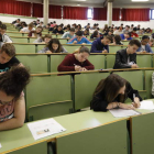 Los alumnos leoneses durante la última prueba celebrada en junio en una de las aulas de la Facultad de Derecho. MARCIANO PÉREZ