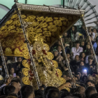 Salida de la Virgen del Rocío de la ermita tras el tradicional salto a la reja. JULIÁN PÉREZ