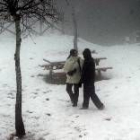 Una pareja pasea por los alrededores del Santuario de la Font Roja en Alcoy disfrutando de la nieve