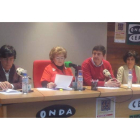 La directora provincial de Educación y Yolanda Ordás, con la dirección de la EOI de Ponferrada.
