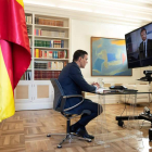Pedro Sánchez en una videoconferencia con Pablo Casado. BORJA PUIG DE LA BELLACASA