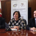 La concejal de Medio Ambiente, junto a los responsables de Aquona, ayer.