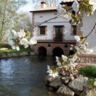 El agua ante el molino, habitaciones y fachada del Molino Galochas en Villavante.