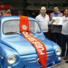 Florentino Fernández entregó el Seat 600 al ganador del sorteo