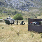 Agentes trasladan parte de los restos del helicóptero siniestrado
