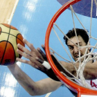 El jugador de la seleccion española, Marc Gasol tira a canasta durante el partido del Eurobasket que ha enfrentado a las selecciones de España y Gran Bretaña.
