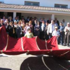 Momento de la presentación y bendición del nuevo pendón de Mansilla del Páramo