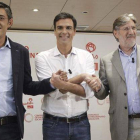 Los tres candidatos a la Secretaría General del PSOEse dan la mano antes de su primer y único debate en la campaña para captar el voto de los militantes socialistas.