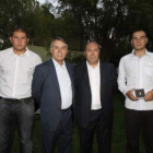 Diego y Marcos, artífices de los Autos Locos, posan con el subdelegado y el alcalde.