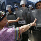 Una mujer protesta frente a la policía en Argel (Argelia).