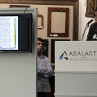 Un instante de la subasta de documentos históricos y obras de arte que tuvo lugar ayer en la casa madrileña Abalarte
