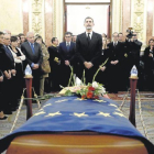 Felipe VI ayer, en la capilla ardiente del expresidente del Congreso Manuel Marín instalada en el salón de los pasos perdidos de la Cámara baja