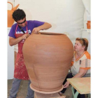 Juan Carlos Fernández ultima la olla gigante que ha realizado en Villablino.
