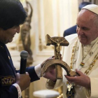 Evo Morales entrega el crucifijo de madera con la hoz y el martillo al Papa, en La Paz, este jueves.