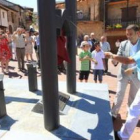 Riesco y el pedáneo de Villar, Sigifredo Verdial, inauguran el monumento al herrador.