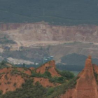 Aspecto que presenta la zona de Las Médulas con la cantera de Catisa al fondo de la imagen