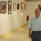 El promotor del certamen poético, junto a los carteles.