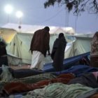 Refugiados que huyeron de Libia en el campamento levantado cerca de Ras el Jedir, en Túnez.
