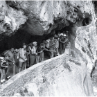 Cuarenta años de historia dan para muchos recuerdos e imágenes, comok ésta que retrata a un grupo de chavales en el desfiladero del Cares.