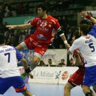 Dacevic intenta pasar el balón ante la oposición de Marc García y Albert Pujol, jugadores del Granollers.