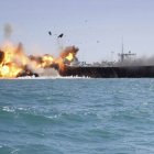 Irán destruye la réplica de un portaaviones de EEUU.