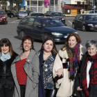 Arancha Santos de la Rosa, Nélida de Andrés, Elena E. Ordóñez, Teresa Panero y Cristina Rodríguez Muñoz, ayer en la Plaza de Guzmán. JESÚS F. SALVADORES