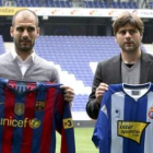 Guardiola (i) y Pochettino muestran las camisetas de sus clubes ayer en el Cornellá-El Prat.