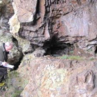 Un técnico de la Junta durante la reciente visita a las cuevas rupestres de Librán, en Toreno.