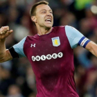 John Terry celebra un gol en uno de sus últimos partidos con el Aston Villa la pasada campaña.