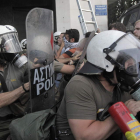 Manifestantes protestan frente al edificio de la Unión Europea en Atenas.