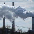 Columna de humo en una planta de producción eléctrica por carbón en Baltimore (Maryland)