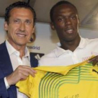 Bolt con la camiseta firmada que le regaló a Valdano.