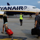 Pasajeros subiendo a un avión de Ryanair.