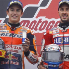 Marc Márquez y Andrea Dovizioso, en el podio de Motegi (Japón).