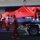 El F14T de Raikkonen es izado sobre un camión grúa tras una avería en el primer día de ensayos.