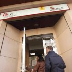 Dos ciudadanos entran en una oficina de empleo de León. JESÚS