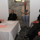 Saiz (izquierda) y Arias (sentado, a la derecha), el mes pasado en Peñalba de Santiago