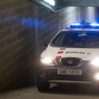 Un coche patrulla traslada a un detenido en la Seu d'Urgell, el mes pasado.