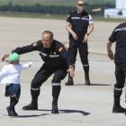 Un niño corre a abrazar a su padre a la llegada de la UME a Madrid
