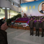 Militares durante el Immortal Flower Festival  Kimilsungia, en Pionyang, Corea del Norte.