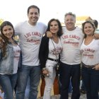 Alberto Aguilar y Manuel Escribano, durante la faena de ayer. A la derecha, una famila descendiente de Sahagún que tras 30 años en Venezuela regresa a su pueblo. ACACIO