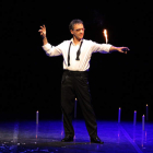 El leonés Juan Mayoral, director del Festival de Magia, durante su actuación en el Auditorio de la ciudad.
