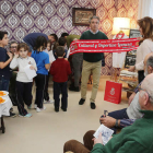 Un momento del taller ‘Futboleros’ que se celebra en la sala de los recuerdos del Centro Alzhéimer de León. SECUNDINO PÉREZ