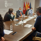 Reunión de trabajo entre la junta directiva de la Asociación de Jóvenes Empresarios de León y la Diputación de León. DL