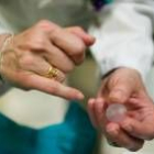 La oftalmóloga muestra un portasemillas que se coloca en el ojo enfermo