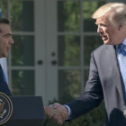 Trump (derecha) estrecha la mano al primer ministro griego, Alexis Tsipras, en los jardines de la Casa Blanca, el 17 de octubre.