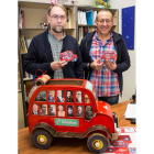 Roberto Soto, presidente de Aclebim, con Paco Tábara, autor del bibliobús de juguete que ilustra la campaña estatal. F. OTERO PERANDONES